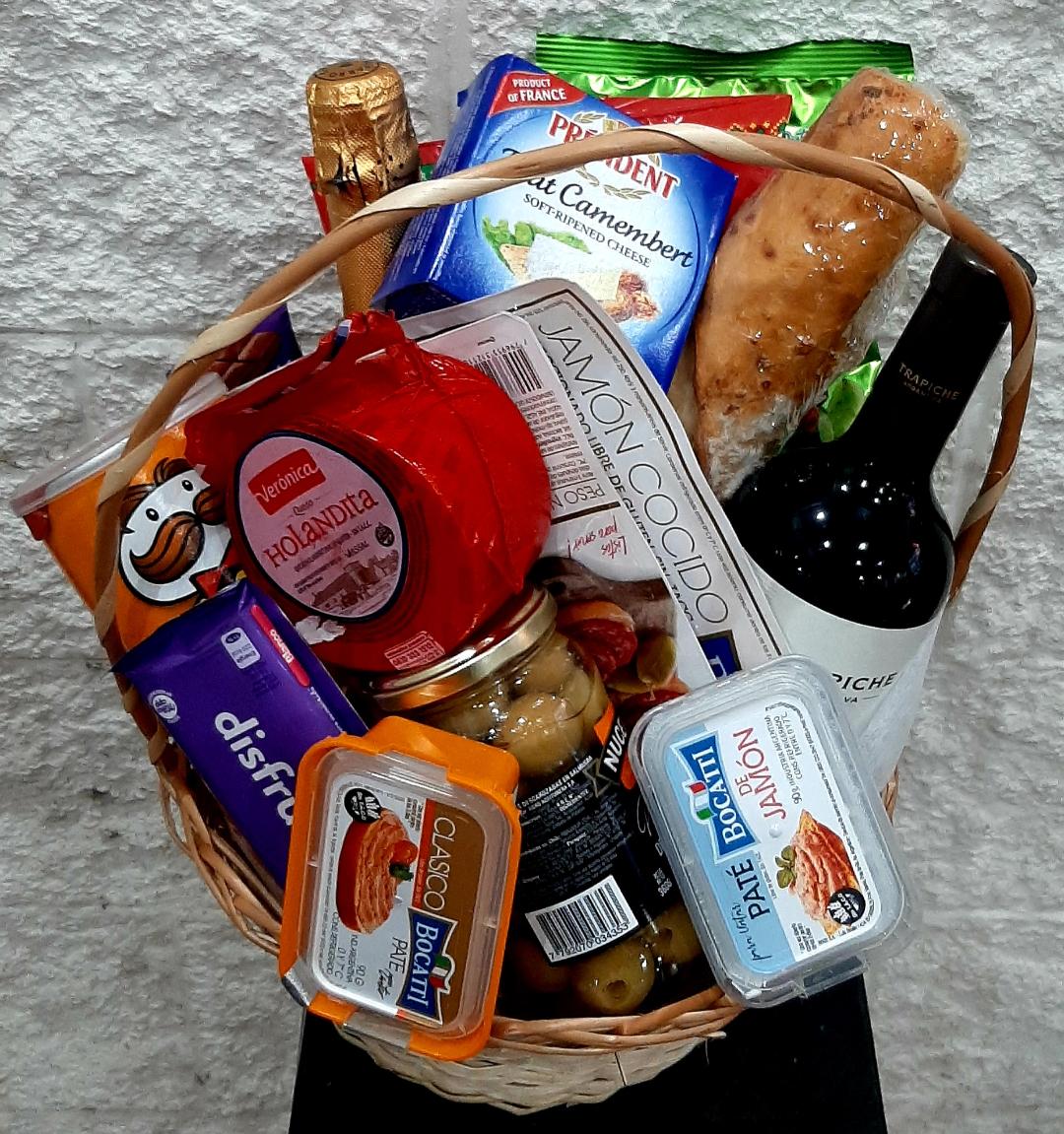 Envio y venta de flores ,rosas, plantas,arreglos florales ,regalos y desayunos a domicilio con delivery gratis en la Ciudad Autonoma de Buenos Aires y con costo de env�o en localidades del Gran Buenos Aires asi como delivery de flores y plantas a trav�s de florerias asociadas en todas las provincias de la Argentina, Buenos Aires, la Pampa, Tucuman, La Rioja, R�o Negro, Entre Rios, Corrientes, Misiones, Neuquen, Chubut, Tierra del Fuego, Santa Cruz, San Luis, Mendoza, Cordoba, Jujuy, Formosa, Santiago del Estero, Salta, Chaco, Catamarca ,San Juan, y ademas realizamos el delivery de flores ,coronas,palmas , plantas y regalos a todas las ciudades de Argentina, Mar del Plata, C�rdoba, Buenos Aires, con cargo en Santa Rosa, La Plata, Bella Vista, Neuquen, Pilar, Paran�, Posadas, Resistencia, Cipolleti y mas de 300 ciudades y localidades en todo el territorio de nuestro pa�s, asi como tambien tenemos la posibilidad de enviar flores a casi todo el mundo en cuestion de horas